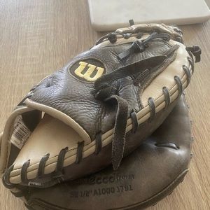 Wilson A1000 genuine cow hide Boys/Mens catchers mitt.